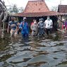 Risma Kunjungi Korban Banjir Demak Bawa Makanan dan Selimut, Warga: Saya Tak Tahu Itu Menteri