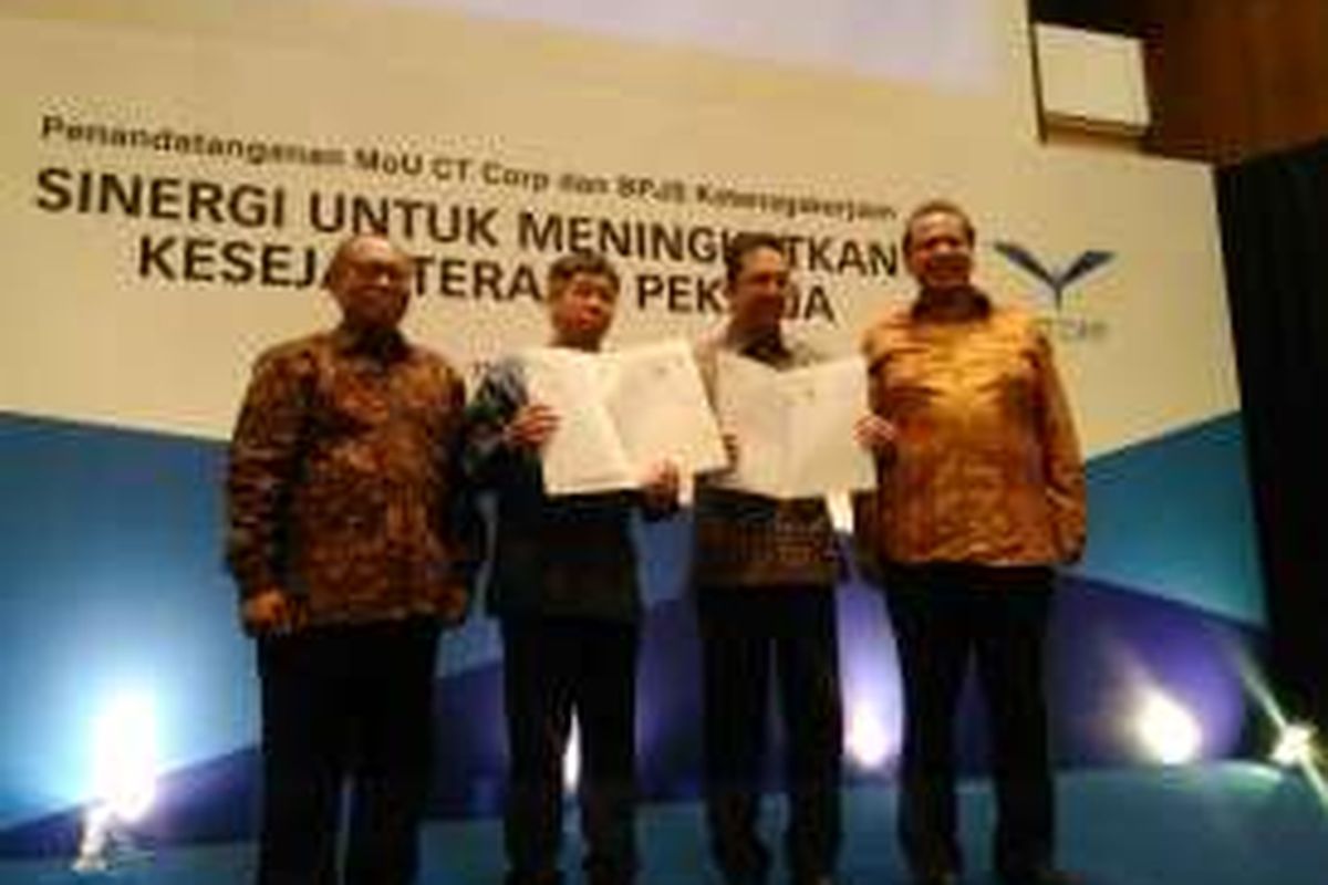 Penandatanganan nota kesepahaman kerja sama BPJS Ketenagakerjaan dan PT CT Corpora untuk perluasan peserta program jaminan sosial, Jakarta, Jumat (11/11/2016).