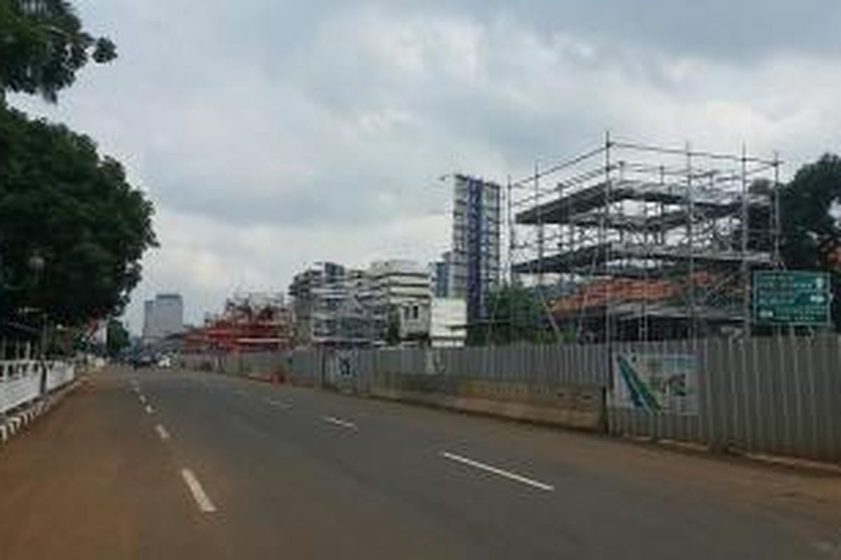 Suasana sepi di Proyek pembangunan Mass Rapid Transit (MRT) dekat Kejaksaan Agung, Jakarta Selatan pada Jumat (1/1/2016)