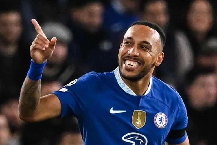 Pierre-Emerick Aubameyang melakukan selebrasi setelah mencetak gol pada laga Grup E Liga Champions yang mempertemukan Chelsea vs Milan di Stadion Stamford Bridge, Rabu (5/10/2022). Terkini, Aubameyang memutuskan pindah ke Olympique Marseille.