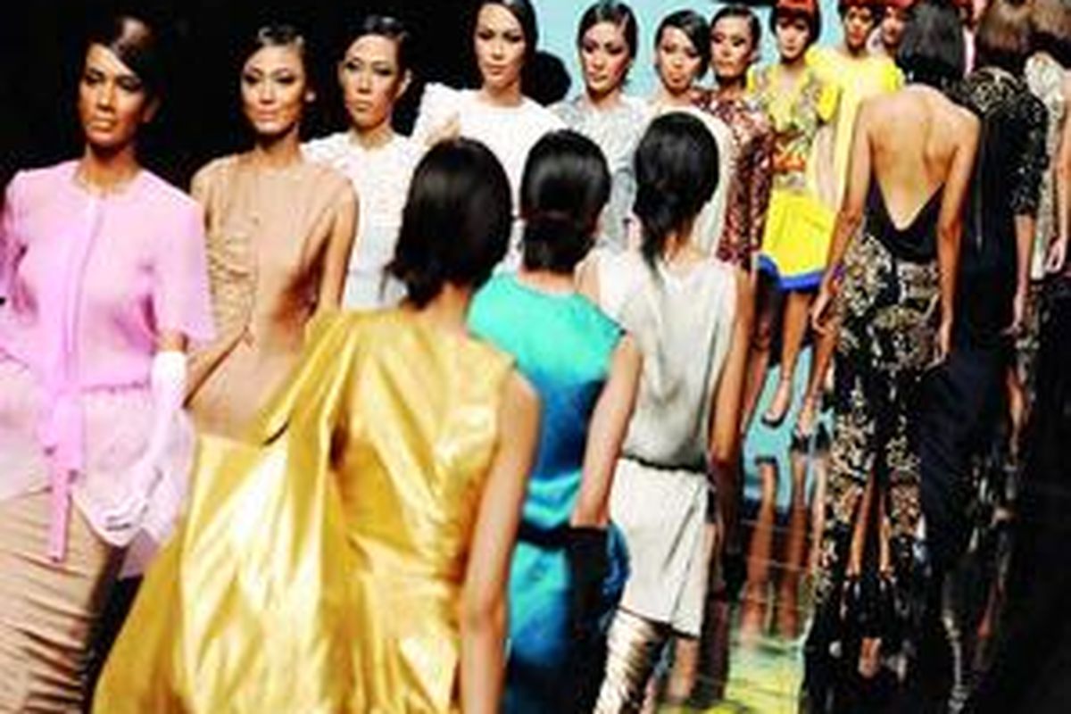 Model membawakan busana bertema Alliance of Beauty karya empat desainer kawasan ASEAN, yakni Biyan Wanaatmadja (Indonesia), Saksit Pisalasupongs-Phisit Jognarangsin (Tube Gallery, Thailand), Bernard Chandran (Malaysia), dan Ashley Isham (Singapura), pada perhelatan perdana Jakarta Fashion Week 2012 di Pacific Place, Jakarta, Sabtu (13/11).