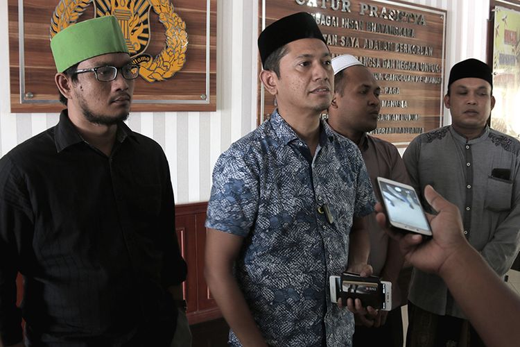 (Dari kiri) Haekal Afifa dari Solidaritas Ulama Muda Jokowi, Samsul B Ibrahim, Wakil Ketua Dewan Pimpinan Pusat Teman Jokowi, Muslem dari Jaringan Kiai dan Santri Nusantara dan Marbawi Yusuf sebagai Sekjen Rabitah Taliban Aceh memberikan keterangan pers usai bertemu Wakapolda Aceh dan tersangka penyebaran video hoaks Maruf Amin dengan pakaian Sinterklas, S, yang sudah ditahan di Mapolda Aceh, Jum?at (28/12/2018).