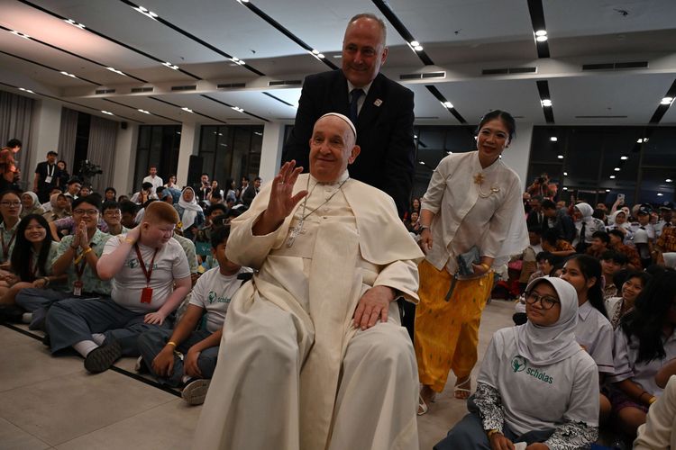 Paus Fransiskus meninggalkan lokasi pertemuan dengan komunitas pemuda yang diinisiasi oleh Scholas Occurrentes di Gedung Grha Pemuda, kompleks Gereja Katedral, Jakarta, Rabu (4/9/2024). Pertemuan tersebut mengakhiri agenda hari kedua kunjungan Paus Fransiskus di Indonesia. Scholas Occurrentes merupakan gerakan pemuda yang diinisiasi oleh Paus Fransiskus saat masih menjadi Uskup Buenos Aires, Argentina. Gerakan ini mempertemukan kaum muda secara inklusif dan menetapkan aksi bersama mengimplementasikan nilai-nilai universal dalam hidup bermasyarakat.
