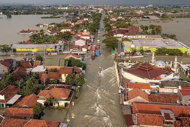 Foto udara kondisi jalur pantura Demak-Kudus yang terendam banjir di Kecamatan Karanganyar, Kabupaten Demak, Jawa Tengah, Jumat (9/2/2024).