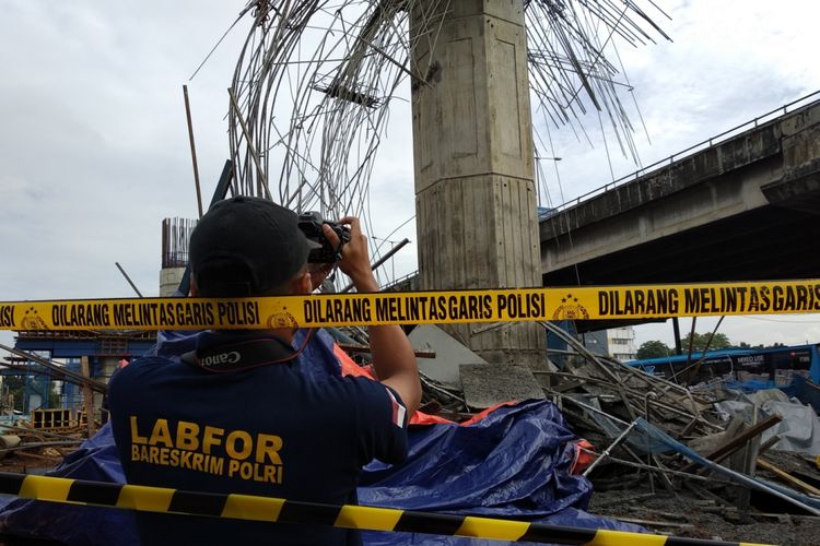 Timn Puslabfor Mabes Polri memeriksa kondisi TKP robohnya bracket girder di proyek Becakayu Selasa (20/2/2018)