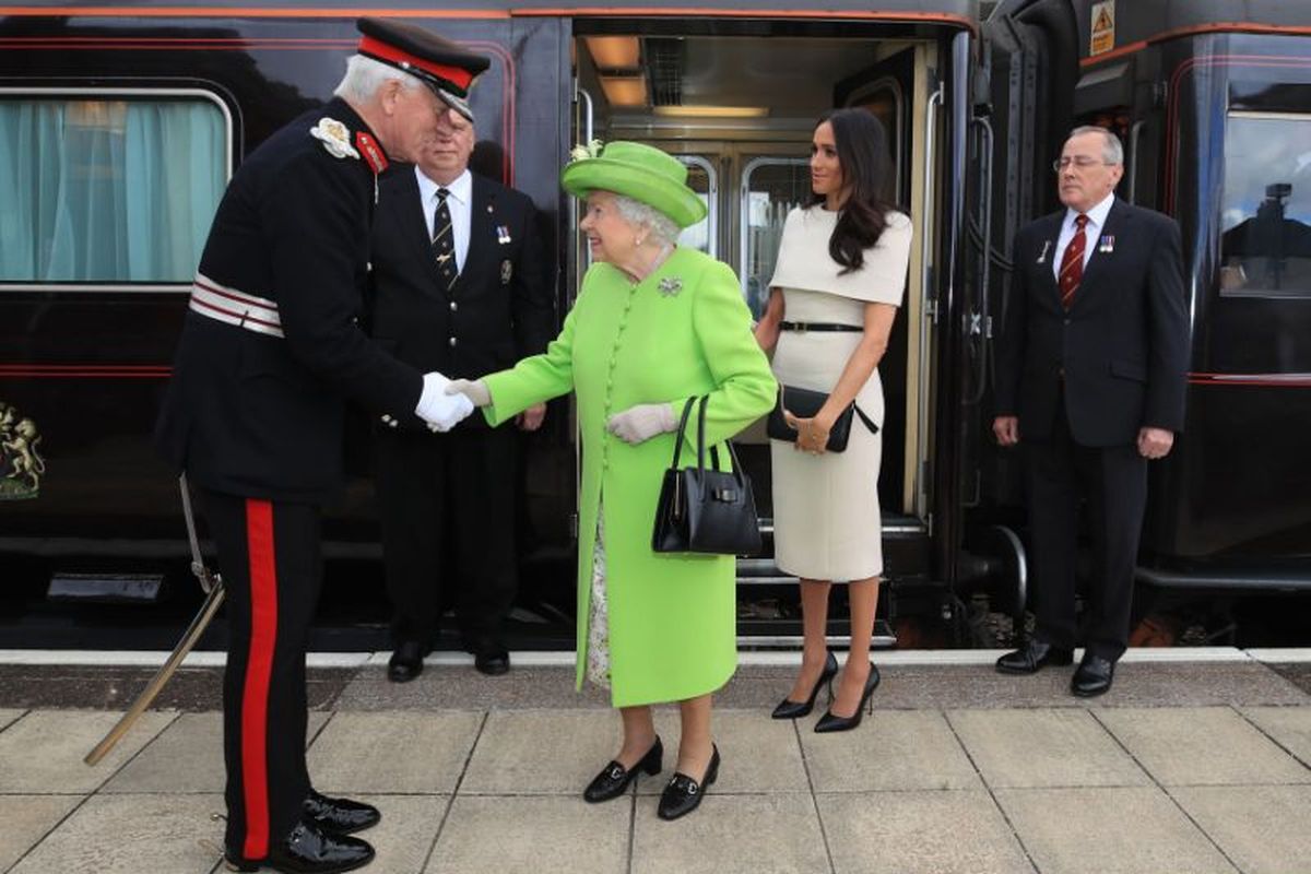 Ratu Elizabeth  II dan Meghan Markle dalam kunjungan ke Chester, menggunakan kereta api kerajaan. 