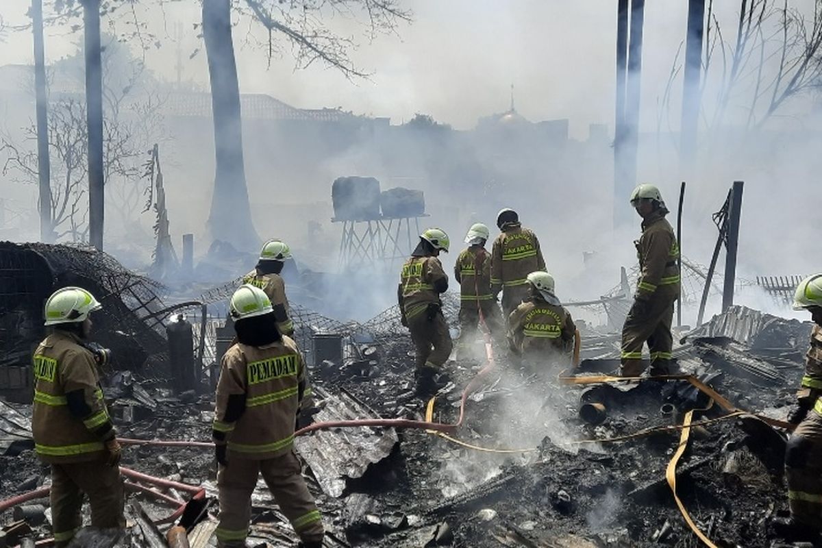Petugas berhasil melokalisasi kebakaran yang melanda tempat rongsokan dan sejumlah bangunan di Jalan Kebayoran Lama, Sukabumi Selatan, Kebon Jeruk, Jakarta Barat, Minggu (30/10/2022) siang.