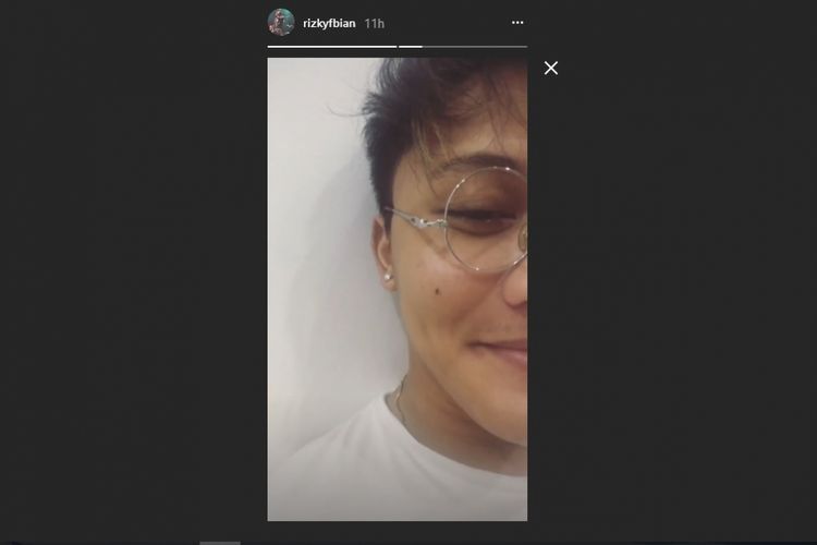 Artis musik Rizky Febian mengunggah video boomrang di Insta Story pada saat kabar perceraian orangtuanya, komedian Sule, terungkap, Rabu (9/5/2018).