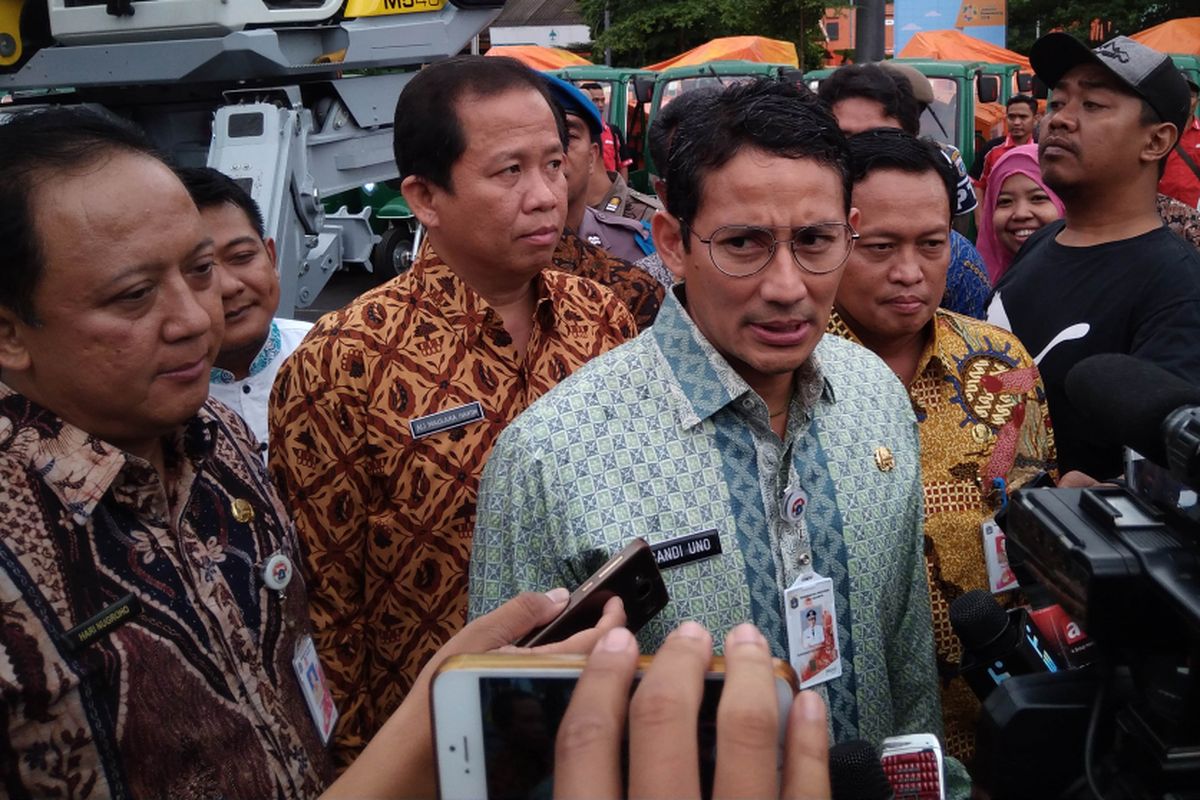 Wakil Wali Kota Jakarta Sandiaga Uno hadiri penyerahan unit peremajaan kendaraan kebersihan di Kantor Dinas Lingkungan Hidup DKI, Cililitan, Jakarta Timur, Kamis (21/12/2017)