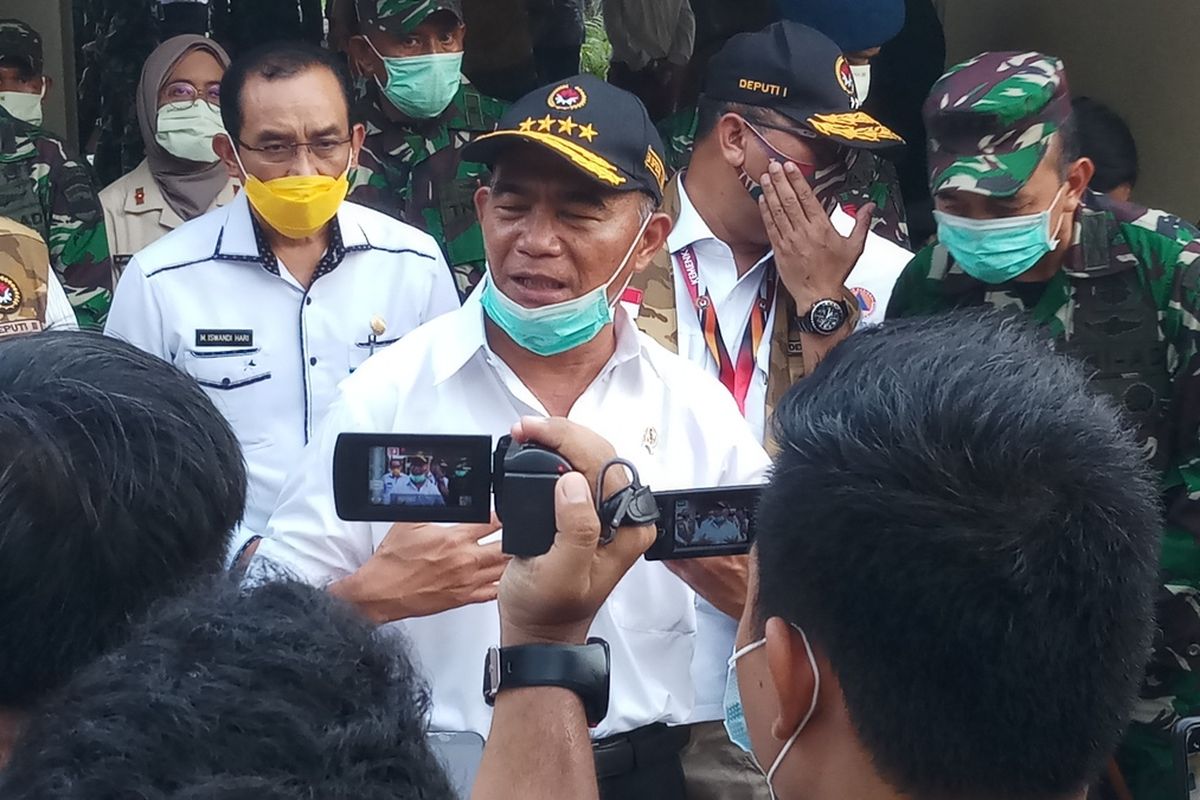 Menteri Koordinator Bidang Pembangunan Manusia dan Kebudayaan (Menko PMK) Muhadjir Effendy mengunjungi mess perawat yang berada satu komplek dengan RS Khusus Infeksi Covid-19 di Pulau Galang, Batam, Kepulauan Riau (Kepri).