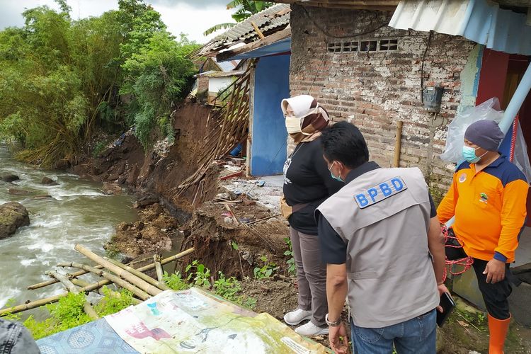 Tebing Sungai Pelus mengakibatkan rumah warga di Kelurahan Arcawinangun, Kecamatan Purwokerto Timur, Kabupaten Banyumas, Jawa Tengah, rusak, Jumat (18/12/2020).