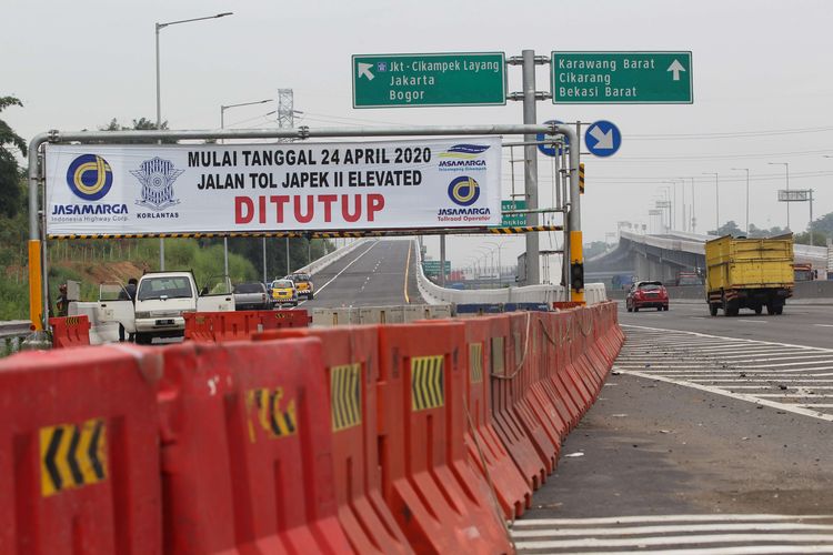 Gerbang Jalan Tol Layang Jakarta - Cikampek di Karawang ditutup, Sabtu (2/5/2020). Penutupan Jalan Tol Layang Jakarta - Cikampek dilakukan untuk mencegah penyebaran virus Covid-19 selama masa mudik Idul Fitri 1441 H.