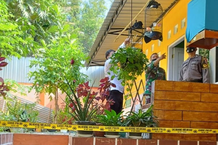 Polisi mengolah TKP pencurian burung di teras rumah warga di Pedukuhan Giling, Kalurahan Tuksono, Kapanewon Sentolo, Kabupaten Kulon Progo, Daerah Istimewa Yogyakarta.