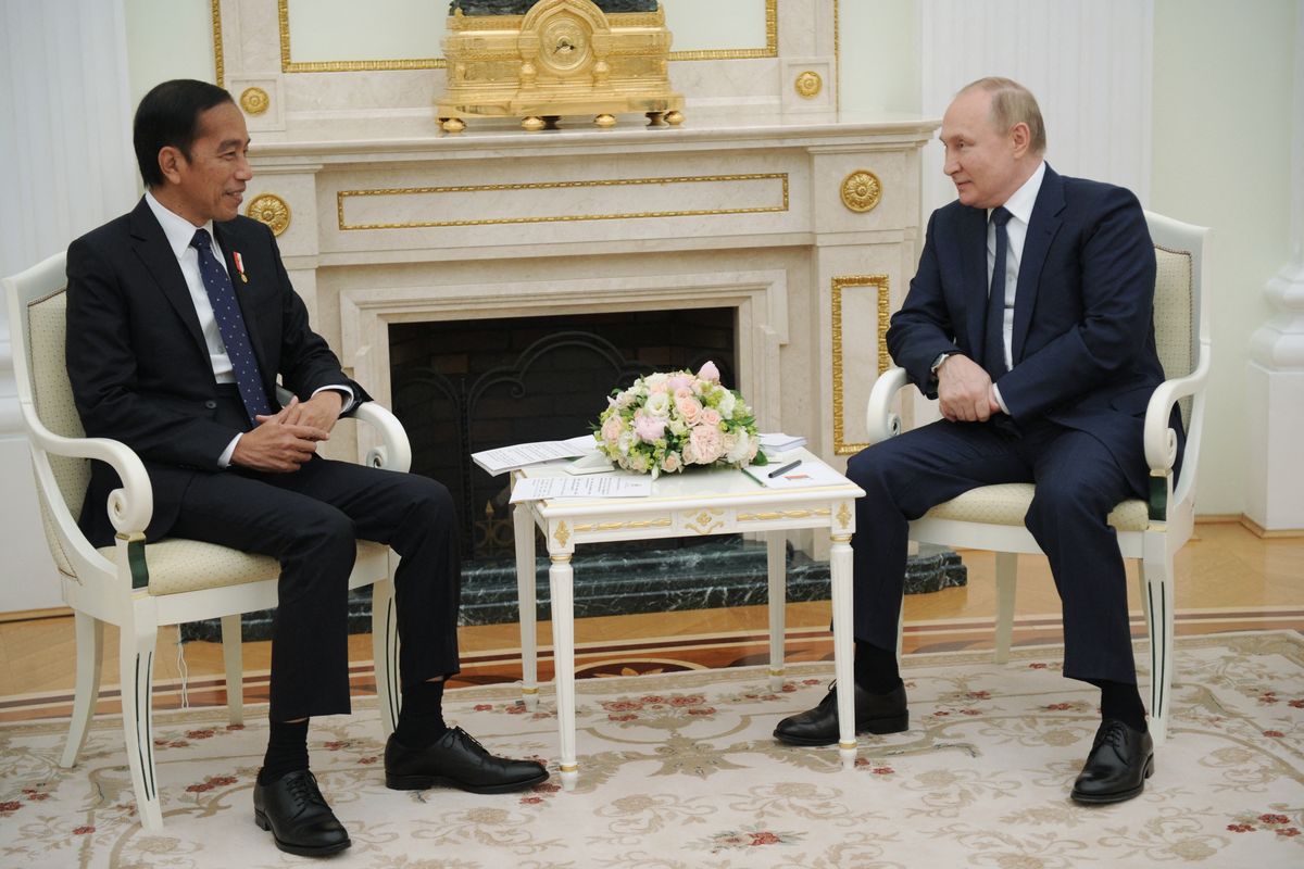 Russian President Vladimir Putin (R) meets with Indonesia's President Joko Widodo at the Kremlin in Moscow on June 30, 2022. (Photo by Mikhail Klimentyev / Sputnik / AFP)