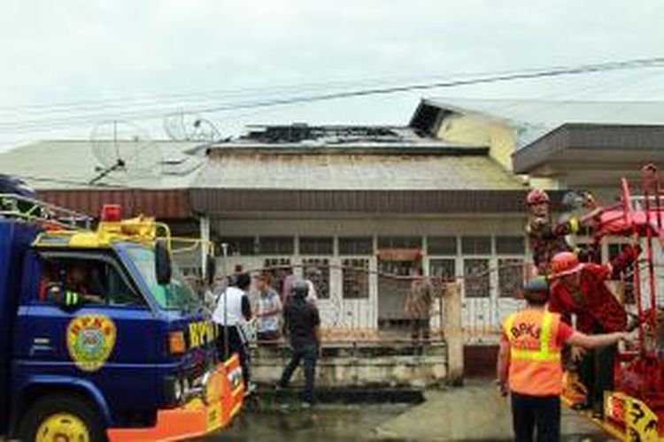 Sebuah rumah yang nyaris ludes menjadi sasaran kebakaran di Jalan Pembangunan, Singkawang, Kalimantan Barat (13/9/2013). Tampak petugas dari Badan Pemadam Kebakaran Swasta (BPKS) masih berada dilokasi kejadian.