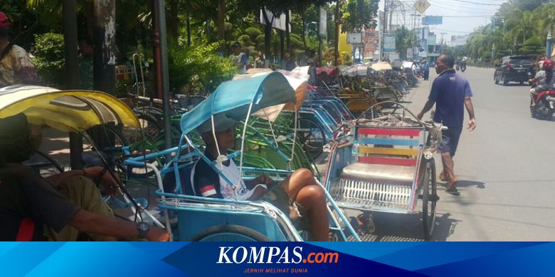Dijanjikan Sembako Ratusan Tukang Becak Tunggu Jokowi Berjam Jam