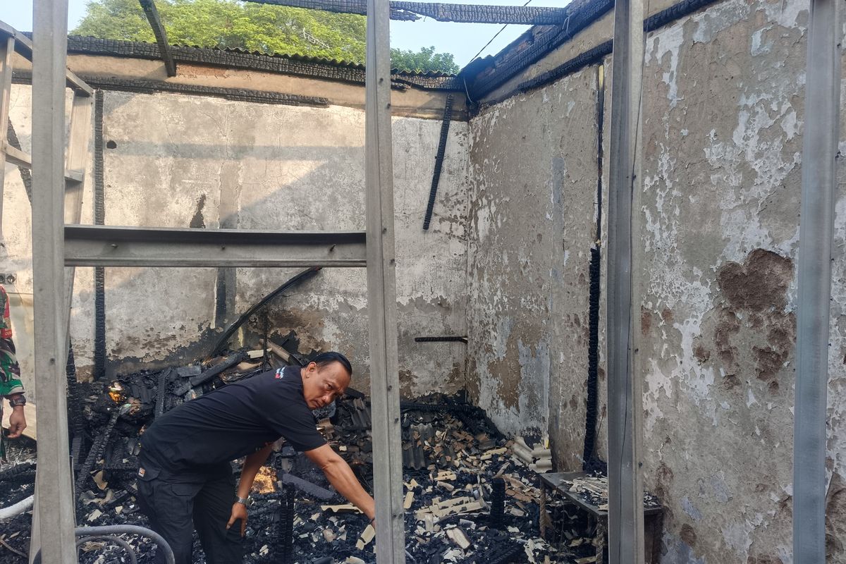 Polisi melakukan olah tempat kejadian perkara kebakaran kios lele yang menewaskan dua orang di Gunung Putri, Kabupaten Bogor. Dok Polres