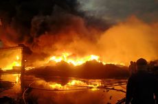 Pabrik Plastik di Gresik Terbakar, Diduga Api Berasal dari Sampah