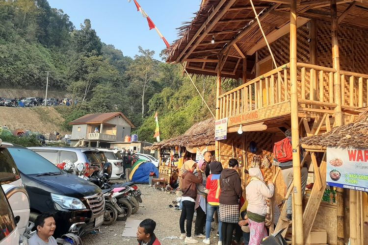 Warung - warung dan penginapan bermunculan di negeri di atas awan sejak obyek wisata tersebut ramai dikunjungi wisatawan, Minggu (22/9/2019).