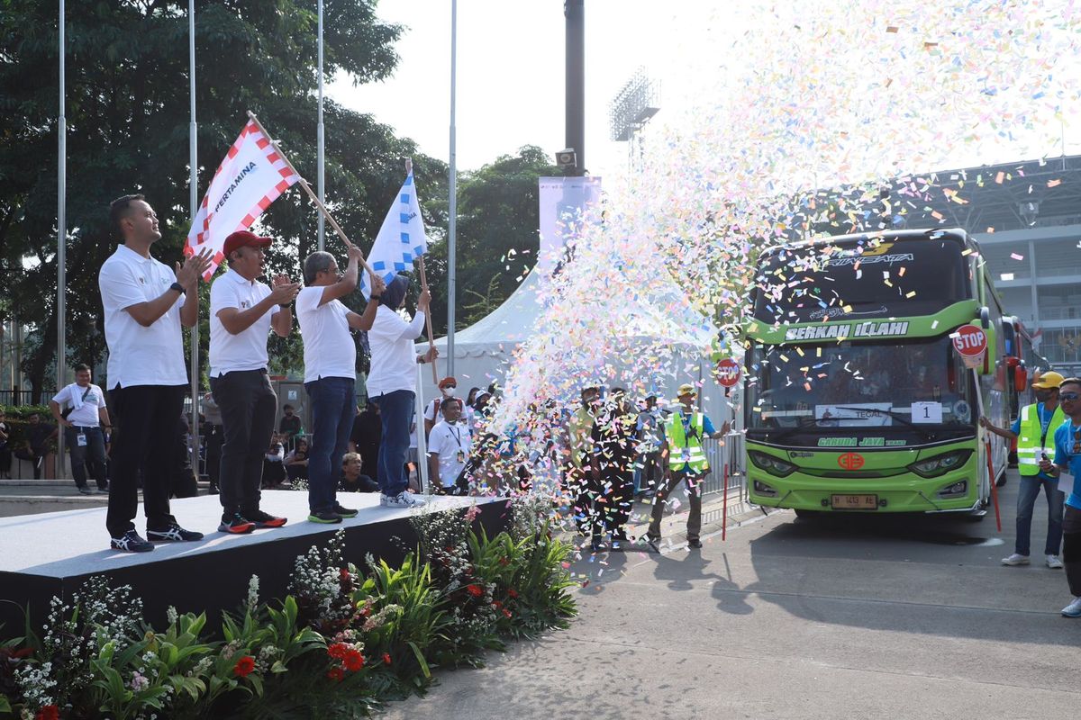 Direktur Logistik & Infrastruktur PT Pertamina (Persero) Erry Widiastono bersama Corporate Secretary Brahmantyo Satyamurti Poerwadi, VP Corporate Communication Fadjar Djoko Santoso, dan Direktur SDM & Penunjang Bisnis PT Pertamina Patra Niaga Subholding C&T Mia Krishna Anggraini melepas peserta ?Mudik Dinanti, Mudik  Di hati? Bersama BUMN 2023 yang diselenggrakan di Plaza Barat GBK Senayan, Jakarta, Rabu, (19/4/23).