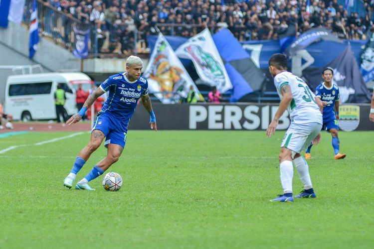 Ciro Alves mencoba melewati kawalan Kevin Gomes dalam pertandingan pekan ke-22 Liga 1 2022-2023 antara Persib vs PSS Sleman, Minggu (5/2/2023) dj Stadion Gelora Bandung Lautan Api (GBLA). 