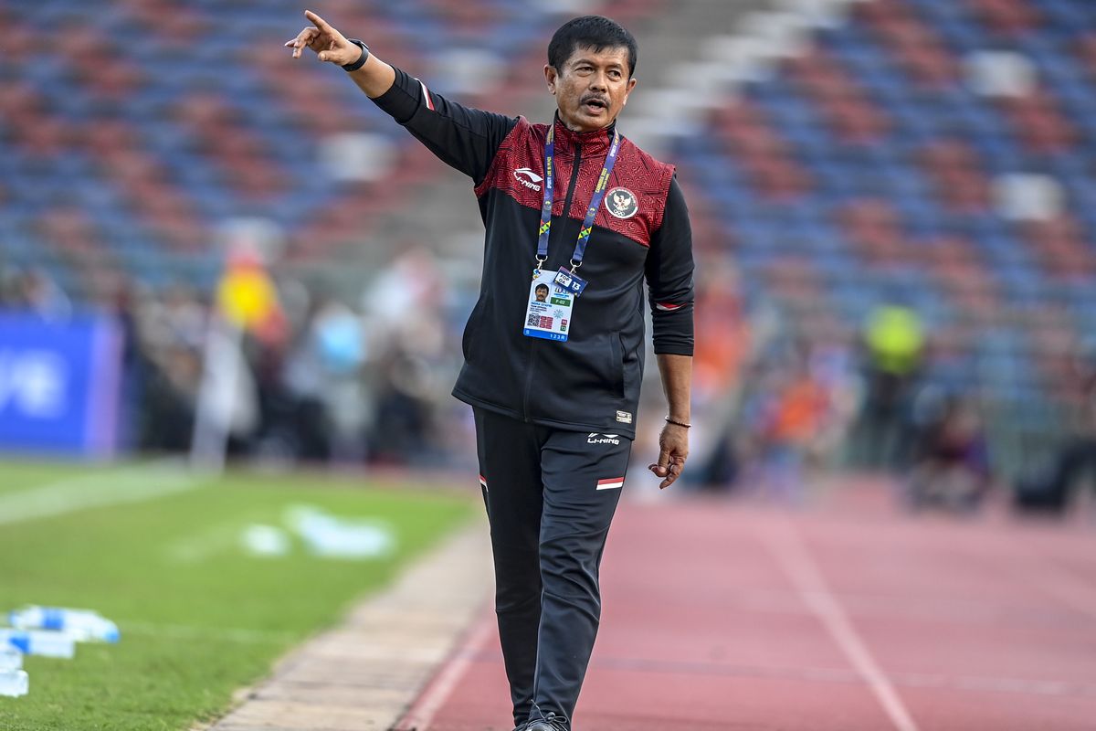 Pelatih timnas Indonesia U-22 Indra Sjafri memberi instruksi kepada pemainnya saat bertanding melawan tim Vietnam pada pertandingan babak semifinal SEA Games 2023 di National Olympic Stadium, Phnom Penh, Kamboja, Sabtu (13/5/2023). Terkini, Indra Sjafri terpilih sebagai salah satu peserta FIFA Technical Leadership Diploma. ANTARA FOTO/Muhammad Adimaja/aww.
