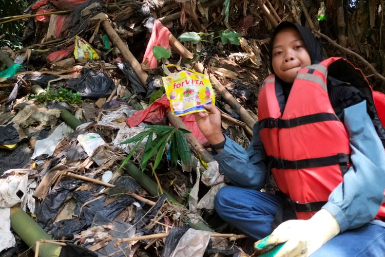 Ribuan sampah sachet ditemukan mengotori dan menyangkut di pohon sekitar bantaran sungai Ciliwung.
