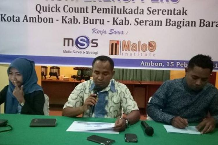 Direktur Media Survei dan Strategi (MSS) Husain Marasabessy menyampaikan hasil hitung cepat Pilkada Kota Ambon, Rabu (15/2/2017).