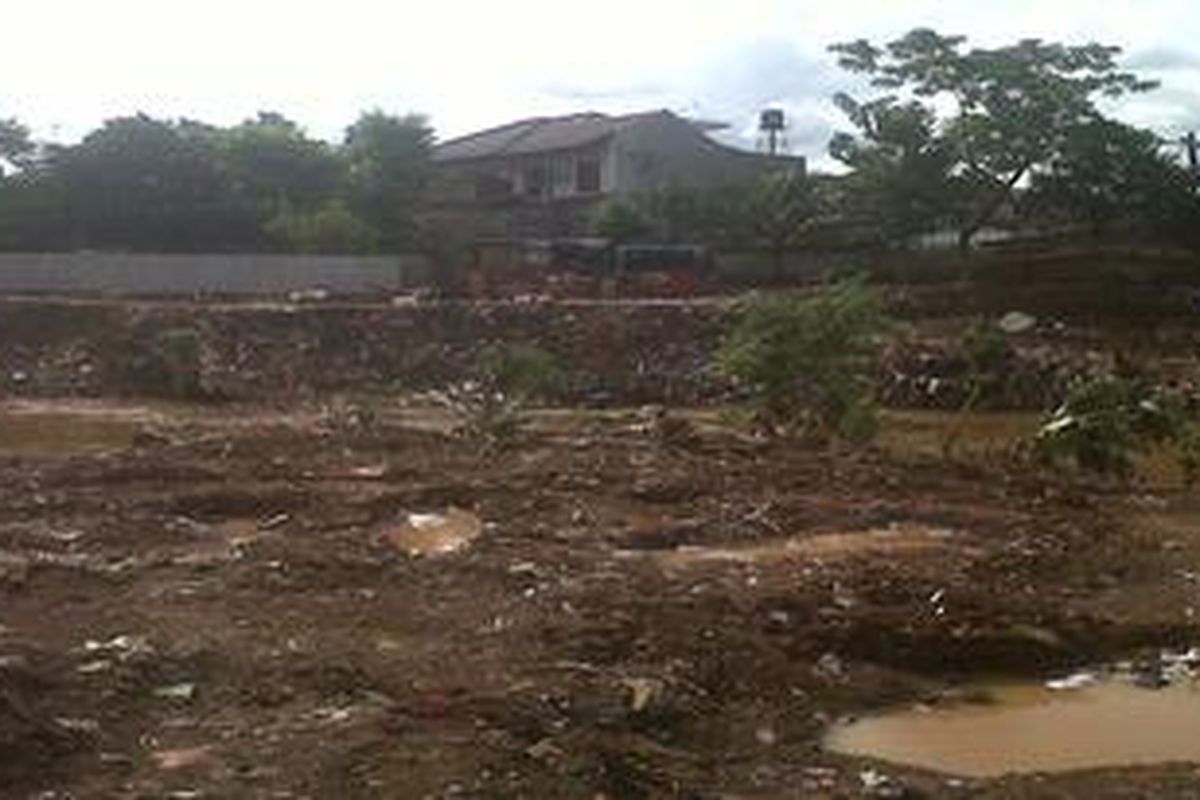 Kondisi daerah aliran sungai (DAS) Ciliwung di Gudang Peluru, Tebet, Jakarta Selatan, Rabu (26/12/2012), dipenuhi sampah yang dibuang pemulung.