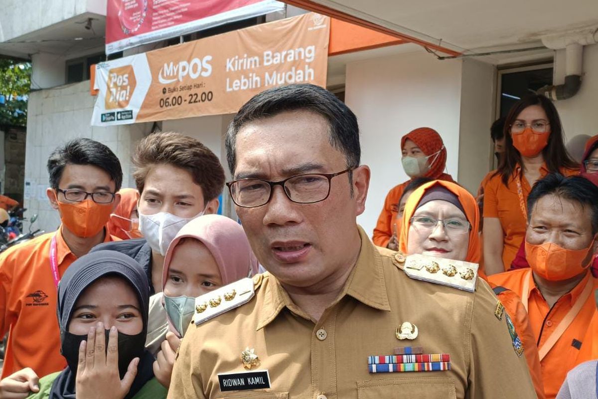 Gubernur Jawa Barat Ridwan Kamil saat meninjau BLT Kantor Pos Indonesia di Jalan Lapangan Serbaguna, Kota Bekasi, Selasa (20/9/2022). Kang Emil, sapaan akrabnya, menyebut bahwa saat ini sudah ada 20 persen warga Jawa Barat yang telah menerima BLT dari Pemerintah. 