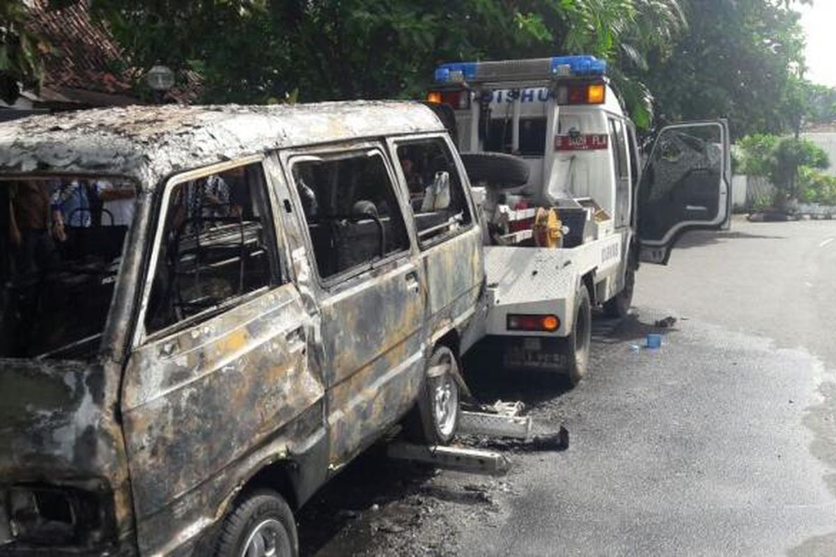 Mobil Carry yang dibakar pemiliknya sendiri di Paseban, Jakarta Pusat, Jumat (3/2/2017).