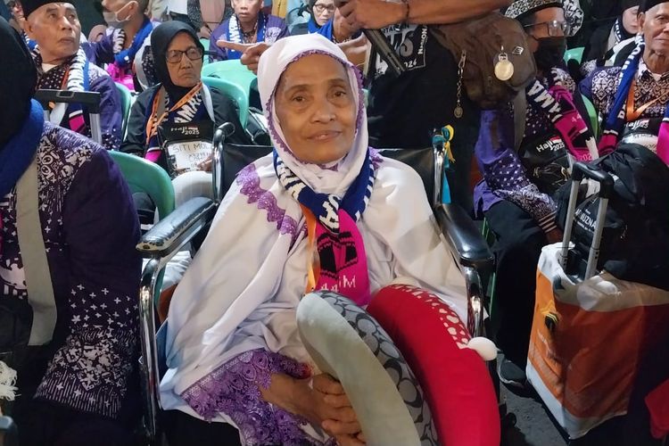 Calon Jemaah Haji Berusia 63 Tahun dari Sumbawa Berangkat dengan Kursi Roda Didampingi Anak