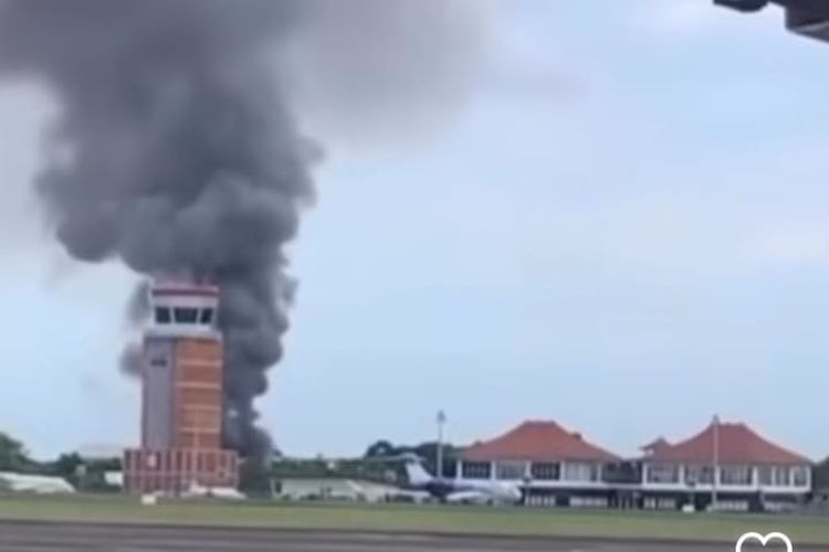 Tangkapan layar kepulan asap yang muncul di area dekat menara atau tower pengatur lalu lintas penerbangan di Bandara I Gusti Ngurah Rai Bali, Sabtu (17/12/2022). 