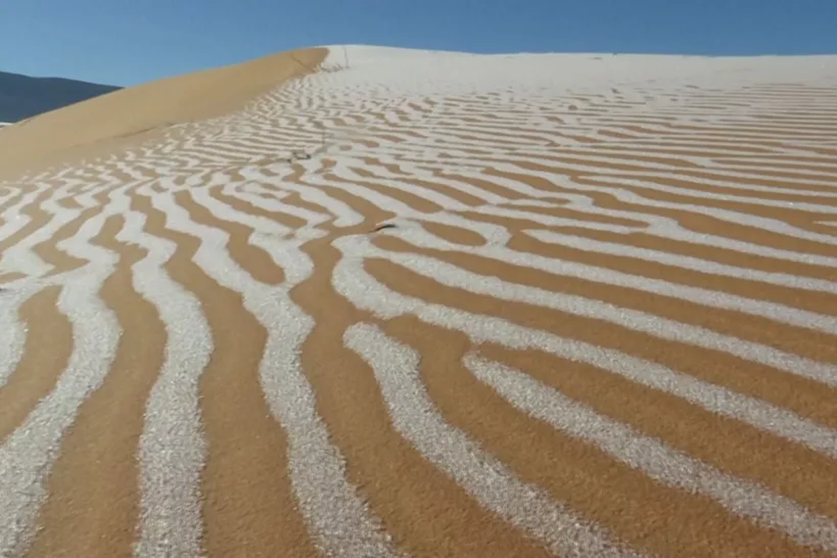 Hamparan salju di bukit pasir di Gurun Sahara.
