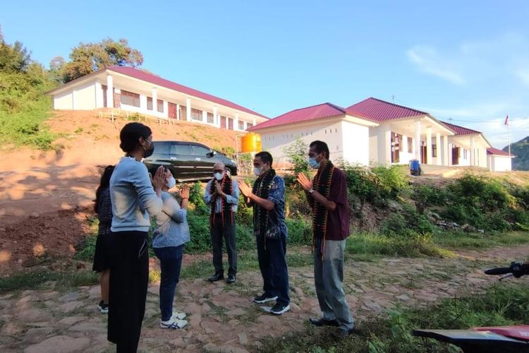 Dirjen Vokasi Wikan Sakarinto saat meninjau pembangunan Unit Sekolah Baru (USB) yakni SMKN 3 Komodo Labuan Bajo, di Kabupaten Manggarai Barat, Nusa Tenggara Timur (NTT) pada Minggu, 20 Juni 2021.