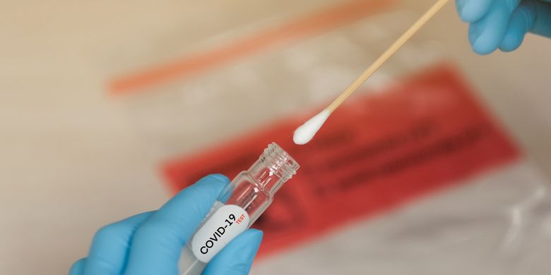 Ilustrasi tes corona dengan menggunakan metode swab atau usap untuk mengetahui seseorang terinfeksi Covid-19.