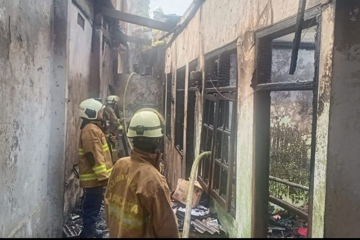 Petugas dari Sudin Gulkarmat Jakarta Timur saat memadamkan api di sebuah bangunan kontrakan di Jalan Gotong Royong, Kelurahan Baru, Pasar Rebo, Senin (21/11/2022).