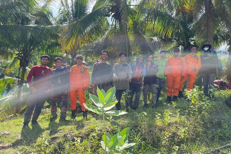 Foto//Suasana Tim Basarnas Palu Melakukan Pendataan 12 Orang Pendaki Yang Ditemukan Selamat,Selasa (02/08)