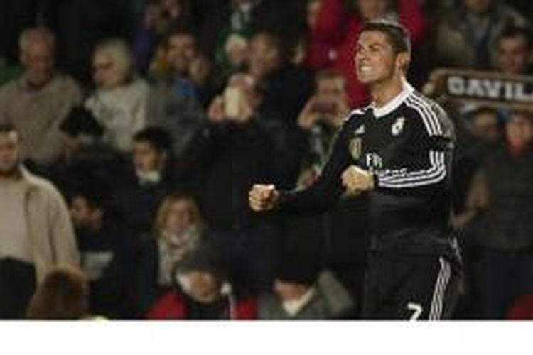 Penyerang Real Madrid, Cristiano Ronaldo, merayakan gol yang dicetak ke gawang Elche dalam laga Primera Division di Stadion Martin Valero, Elche, Minggu (22/2/2015).