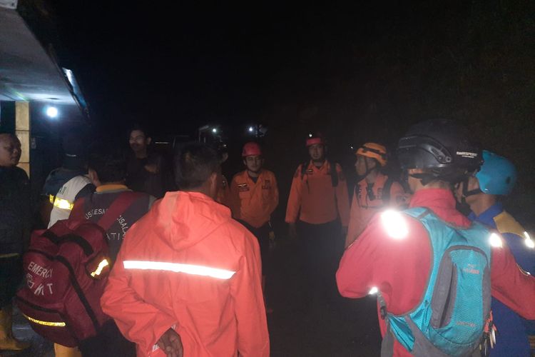 Dua Wisatawan Asal Karawang Terseret Longsor Saat Mendaki Curug Cileat Subang