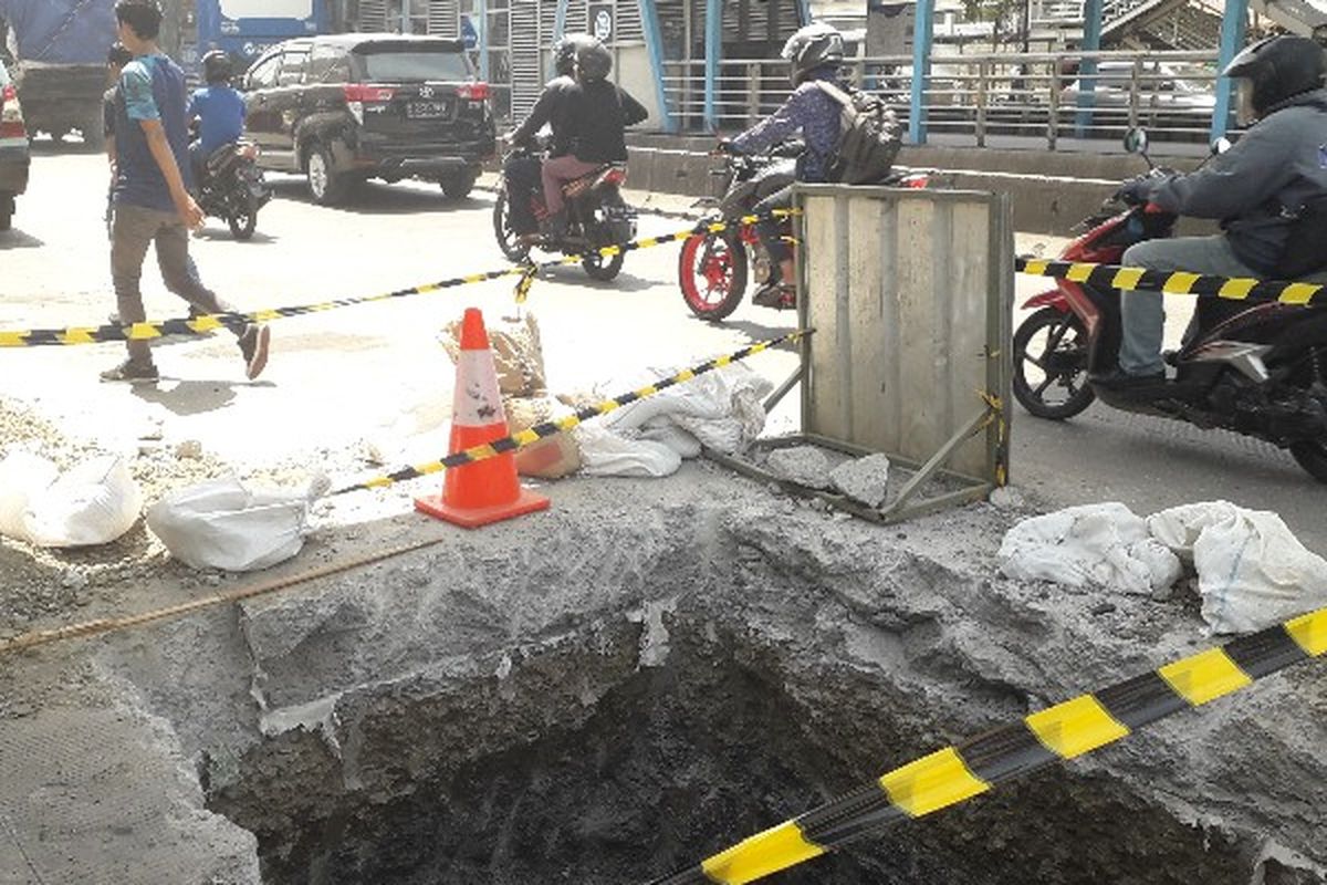 Proyek galian ducting utilities di Jalan Daan Mogot, Jakarta Barat sedang dilakukan oleh Dinas Bina Marga Bidang KPJJU (Kelengkapan Prasarana Jalanan dan Jaringan Utilitas) terlihat pada Senin (17/9/2018).