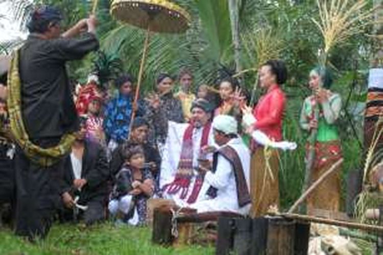 Tradisi Sunatan Manggar di Dusun Gelap, Desa Podosoko, Kecamatan Sawangan, Kabupaten Magelang, Jawa Tengah, Selasa (15/11/2016). Tradisi ini sebagai simbol ungkapan syukur atas panen nira kelapa yang melimpah sepanjang tahun di kampung ini.