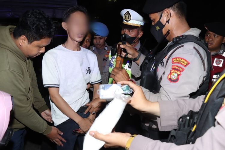 Dua Pria Ditangkap Saat Razia di Jakbar, Kedapatan Bawa Sabu dan Senjata Tajam