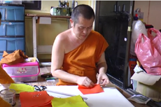 Biksu Buddha di Thailand Ciptakan Masker Wajah dari Plastik Daur Ulang