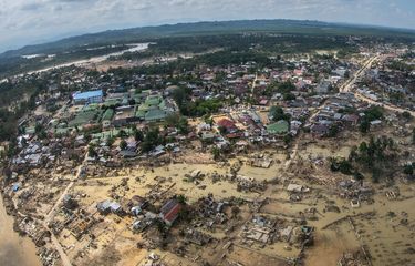 Suasana perkotaan Aceh Tamiang pascabanjir bandang di Aceh Tamiang, Aceh, Kamis (4/12/2025). Berdasarkan data Posko Komando Tanggap Darurat Bencana Hidrometeorologi Aceh pada Selasa (2/12) sebanyak 1.452.185 jiwa terdampak bencana hidrometeorologi yang melanda 3.310 desa di 18 kabupaten/kota di Provinsi Aceh. ANTARA FOTO/Bayu Pratama S/tom.
