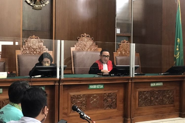 Hakim Tunggal Agung Sutomo menolak gugatan praperadilan AKBP Bambang Kayun Bagus PS melawan Komisi Pemberantasan Korupsi (KPK) dalam persidangan di PN Jakarta Selatan, Selasa (13/12/2022).