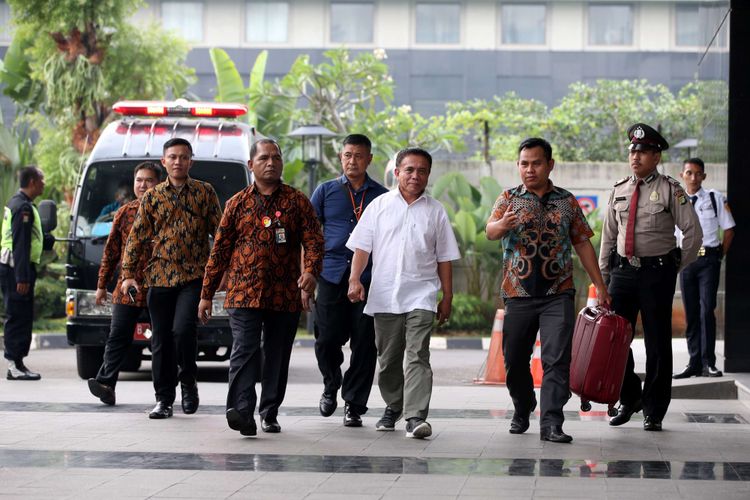 Gubernur Aceh, Irwandi Yusuf (baju putih) tiba di Gedung Komisi Pemberantasan Korupsi, Jakarta, Selasa (4/7/2018). KPK menangkap Irwandi Yusuf bersama Bupati Bener Meriah Ahmadi terkait dugaan korupsi penerimaan fee dari beberapa transaksi penyelenggaran negara di tingkat provinsi dan kabupaten di Aceh.