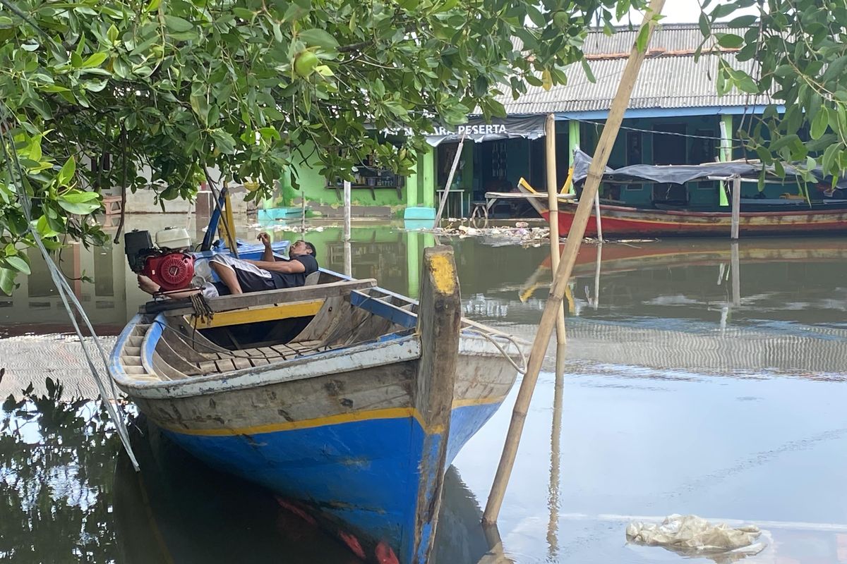 Nelayan Pesisir Bekasi Tak Bisa Cari Nafkah Imbas Banjir Rob