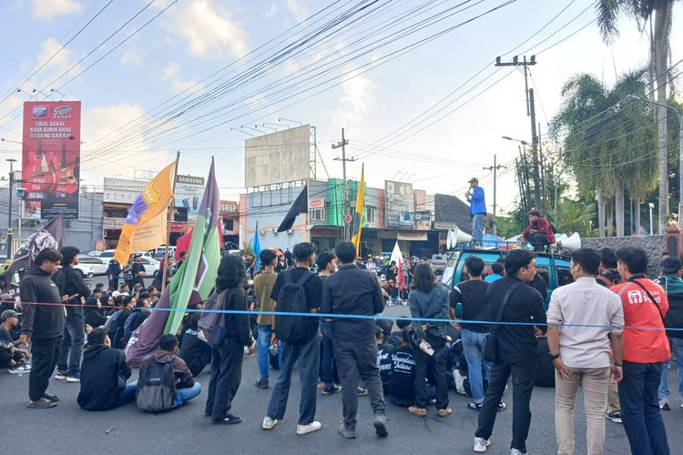 300 Personel Gabungan Amankan Demo Mahasiwa di Jember