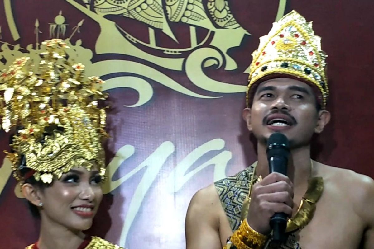 Bambang Pamungkas dan istrinya Tribuana Tunggal Dewi saat ditemui usai pementasan teater Genta Sriwijaya di Taman Ismail Marzuki, Cikini, Jakarta Pusat, Selasa (20/11/2018).